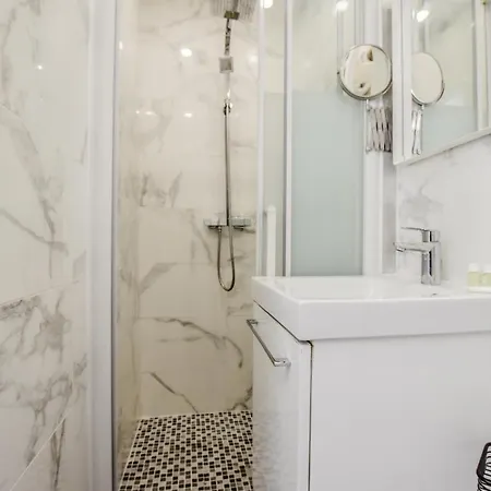 Cmg Faubourg Saint-martin / Chaudron Apartment Paris